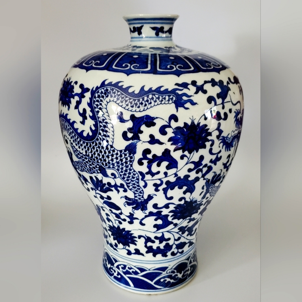 GORGEOUS 11 1/4" Dragons 🐉 Floral & Waves Chinoiserie Vintage Porcelain Vase - Picture 4 of 10
